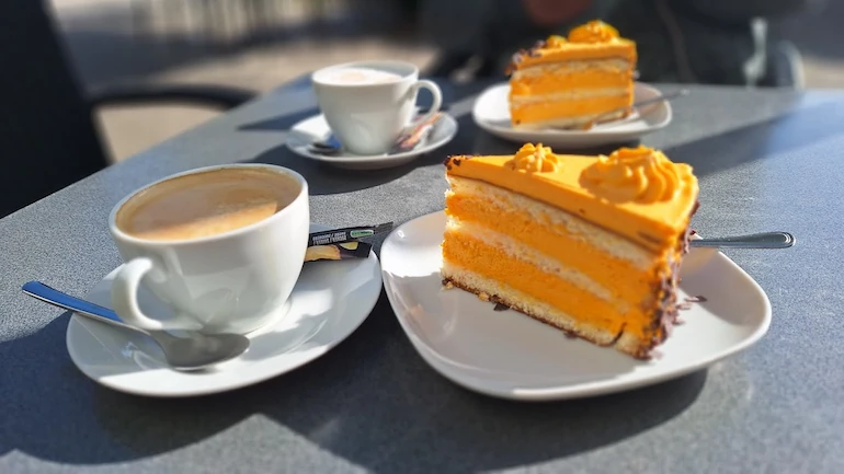 Hausgemachte Sanddorn-Torte