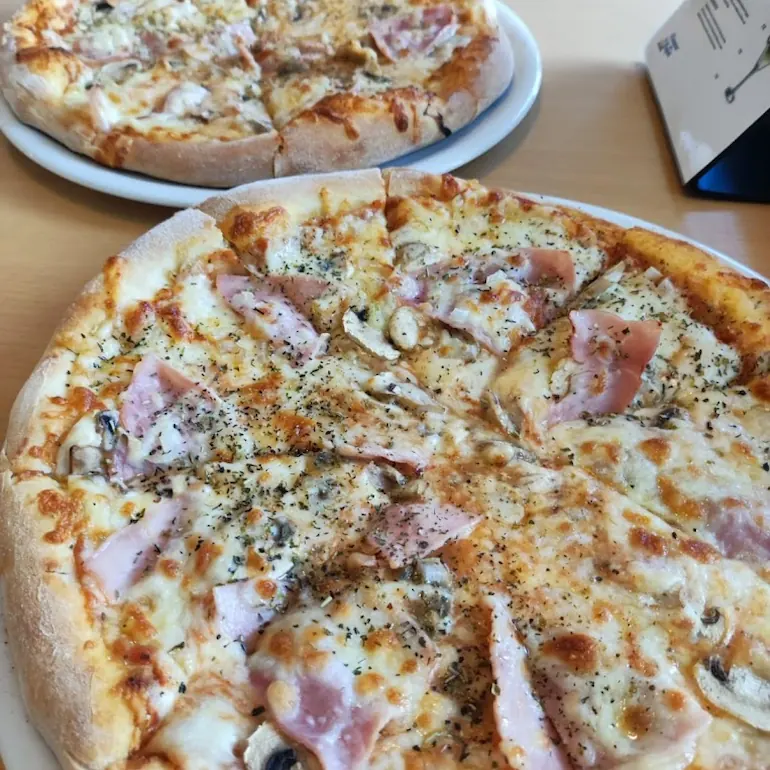 Frisch gebackene Steinofenpizza